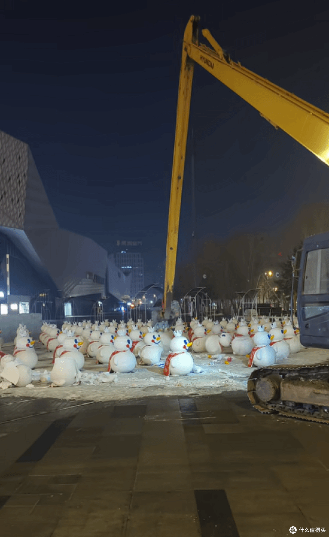 全球变暖实锤了？哈尔滨18米巨型雪王连夜被拆，最高气温冲破0℃