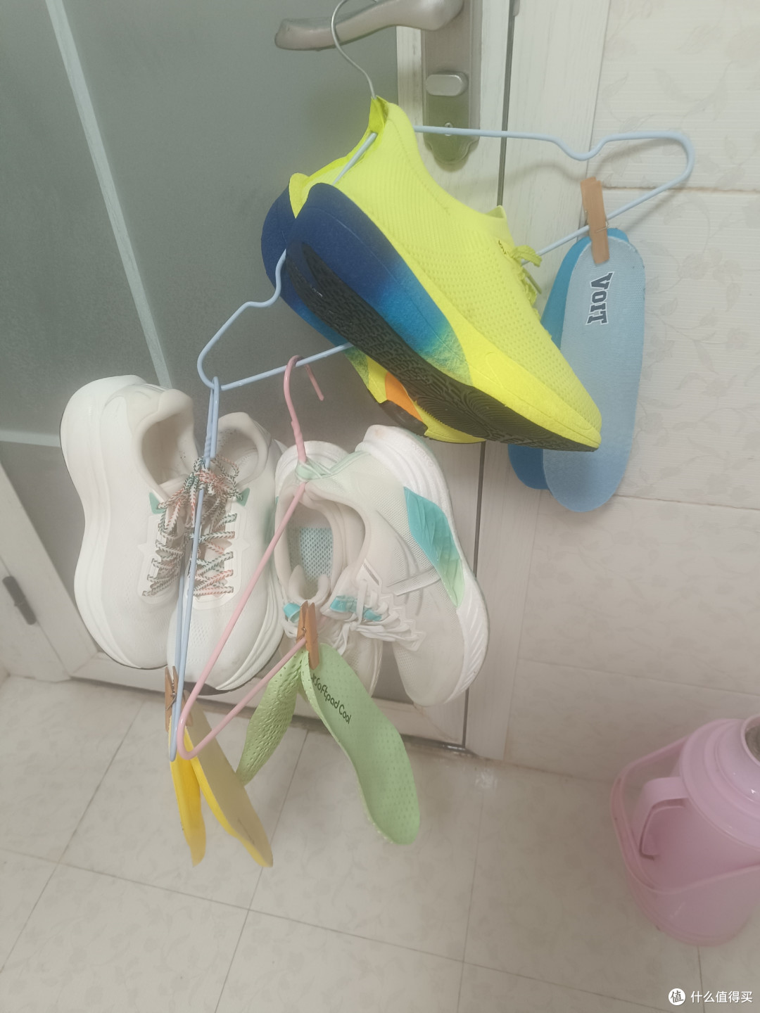 运动清洁别再交智商税！洗小白鞋，泡沫清洗剂真不如洗衣液+刷子