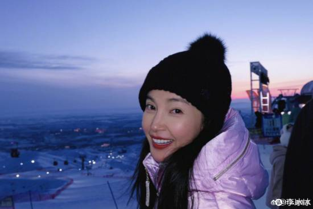 53岁李冰冰晒滑雪美照,皮肤紧致无皱纹,冻龄状态碾压同龄人!
