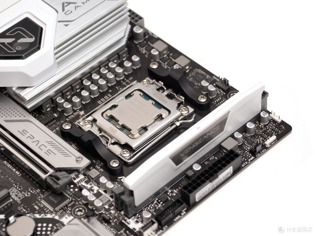 单根内存就暴打?单根D5 锐龙7800X3D vs双通道D4 14600K该买谁?