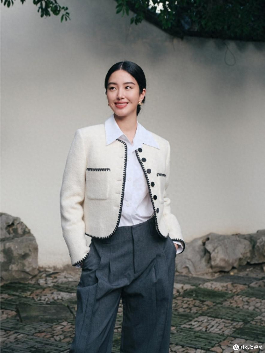 杨采钰二婚后,带火一种新穿法:香奈儿外套+阔腿裤,一看就有钱