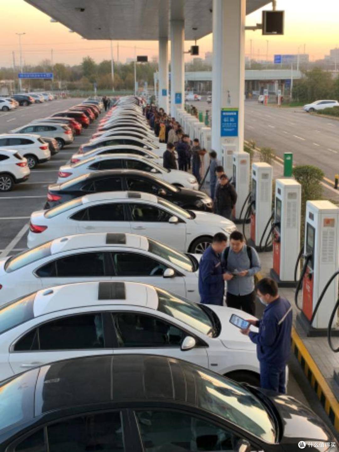 毛利率下滑仍要上市?72万充电桩年入40亿,常州夫妇边赚钱边收割