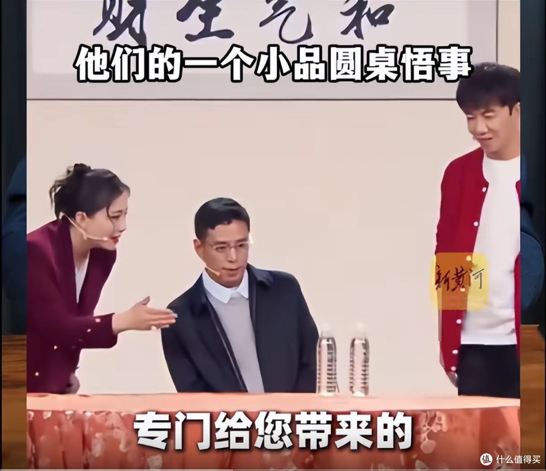 矿泉水瓶装53度白酒?江苏春晚这个小品,讽刺官场乱象,太敢拍!