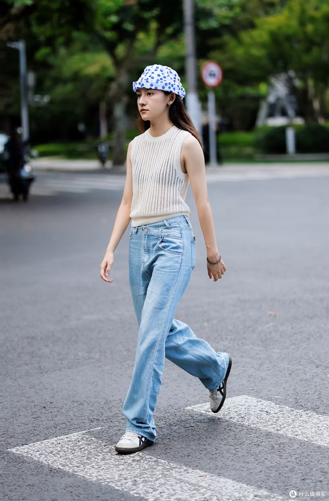 为什么很多人喜欢穿“鬼塚虎”？看完街拍后，才发现：日本鞋不赖