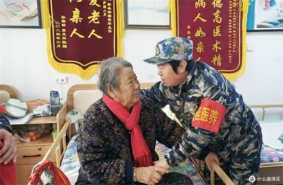 旭延医院志愿者情暖康养中心 马年红围巾为康养老人传递新春大爱