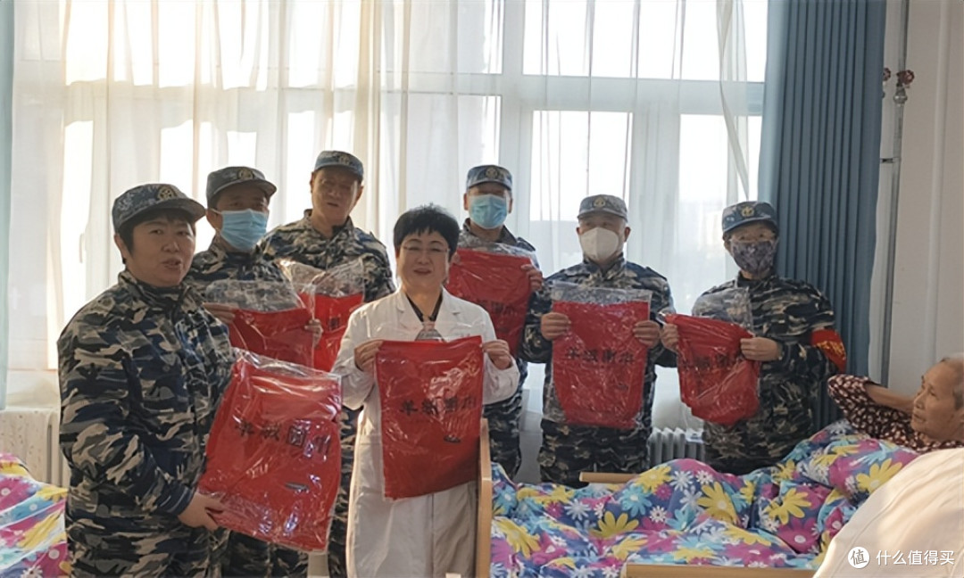 旭延医院志愿者情暖康养中心 马年红围巾为康养老人传递新春大爱