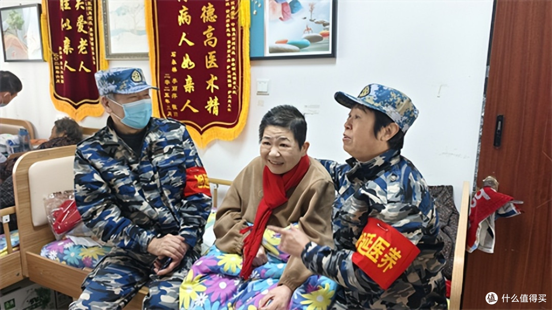 旭延医院志愿者情暖康养中心 马年红围巾为康养老人传递新春大爱