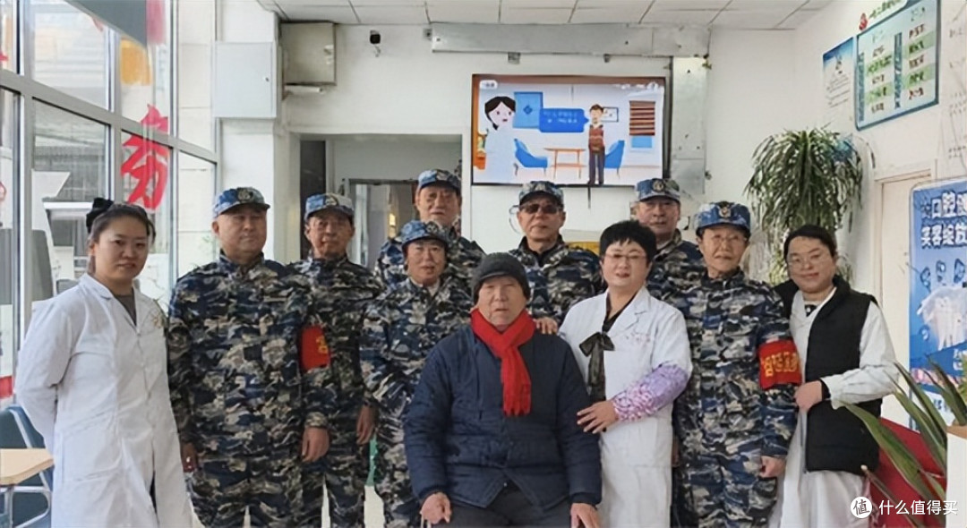 旭延医院志愿者情暖康养中心 马年红围巾为康养老人传递新春大爱