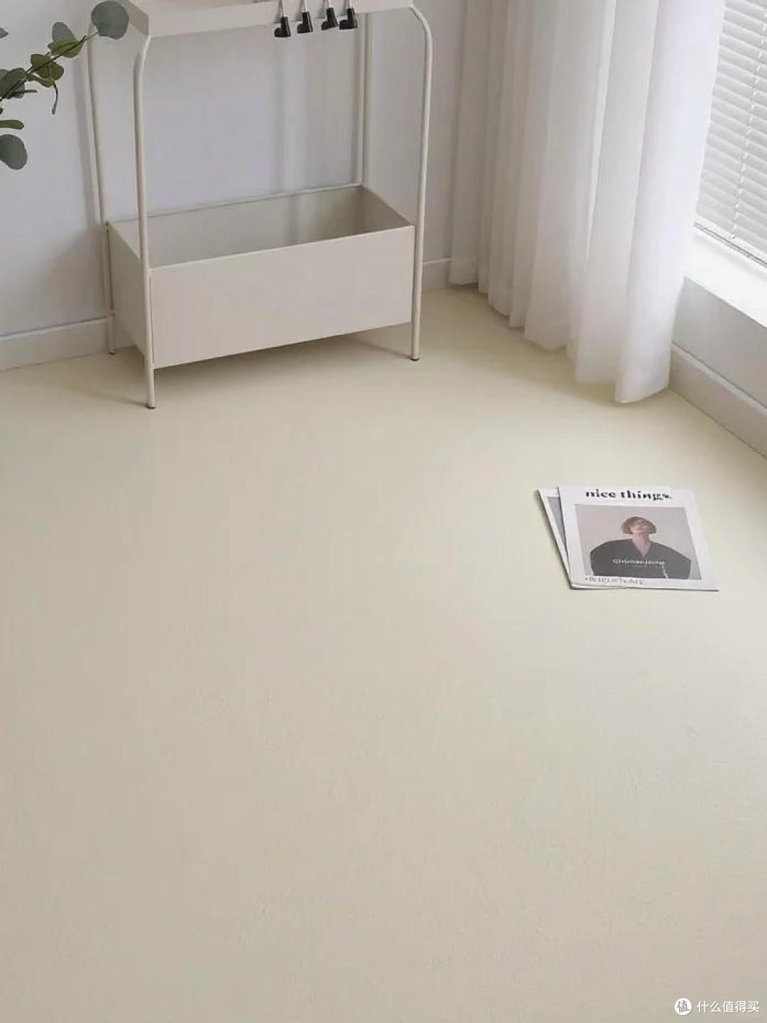 越来越多人客厅不铺实木地板,学学广东人的做法,便宜耐用还防潮