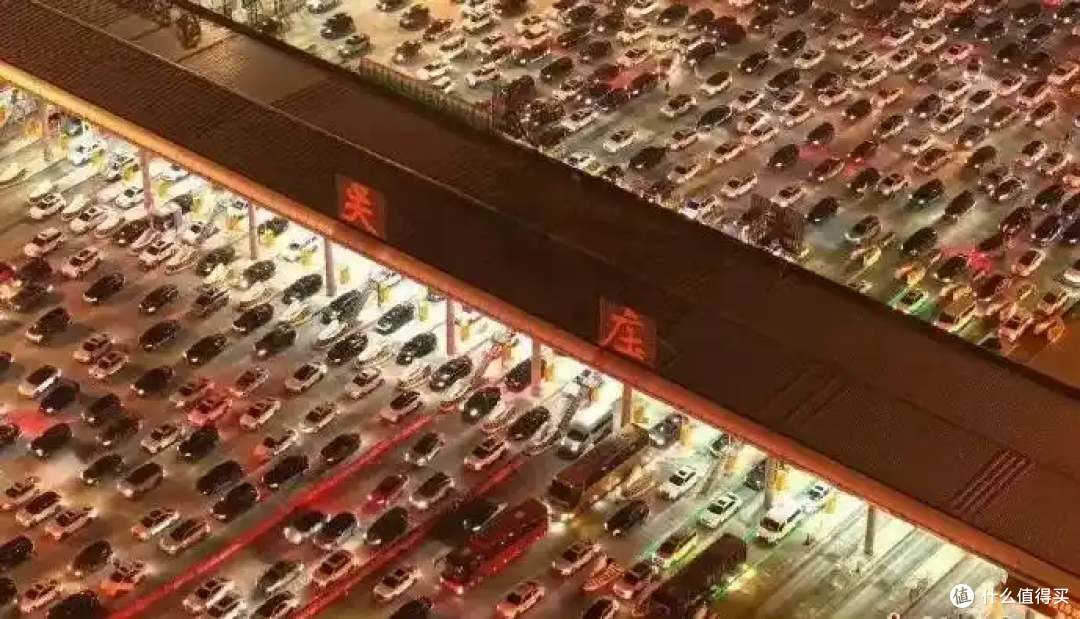太壮观也太堵!亚洲最大收费站 36 车道全开,仍被返程车流挤爆