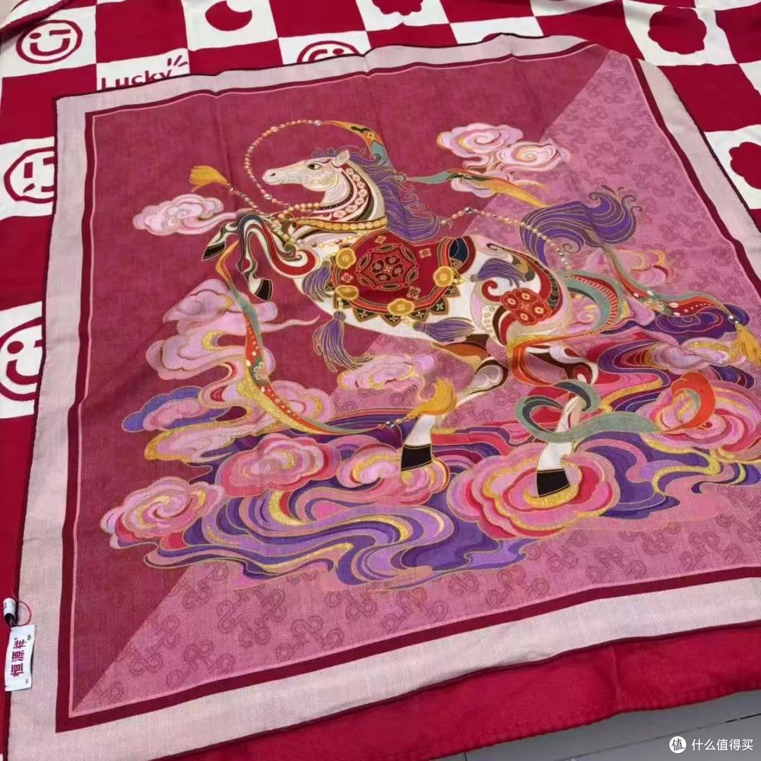 妇女节送妈妈不踩雷｜恒源祥马踏祥云红丝巾，温柔又体面的走心礼