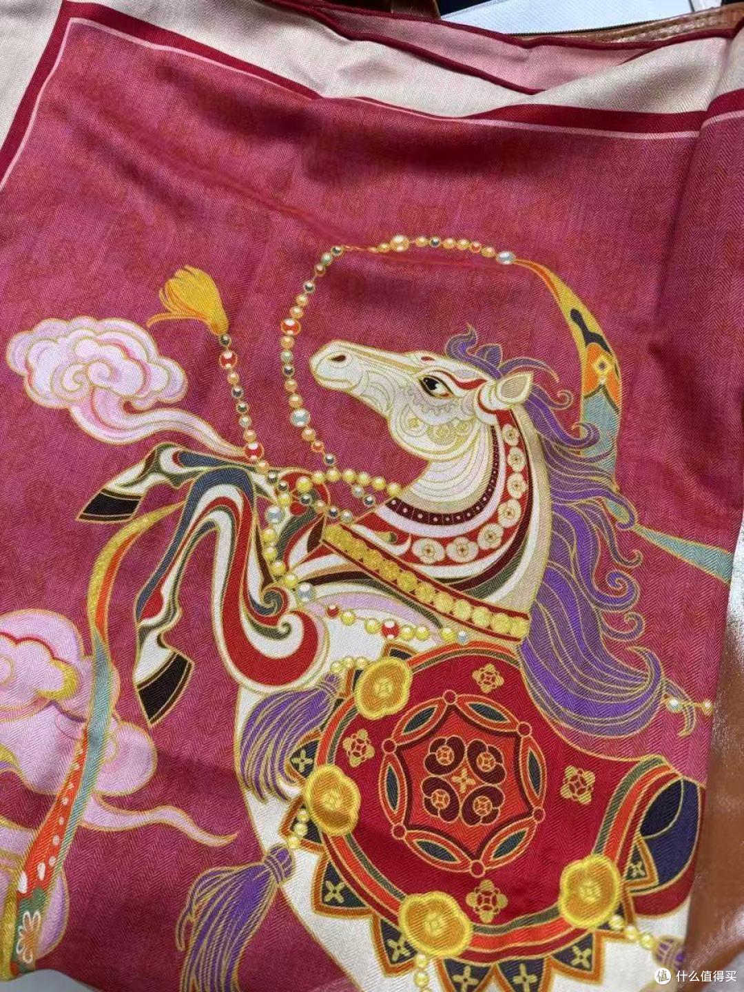 妇女节送妈妈不踩雷｜恒源祥马踏祥云红丝巾，温柔又体面的走心礼