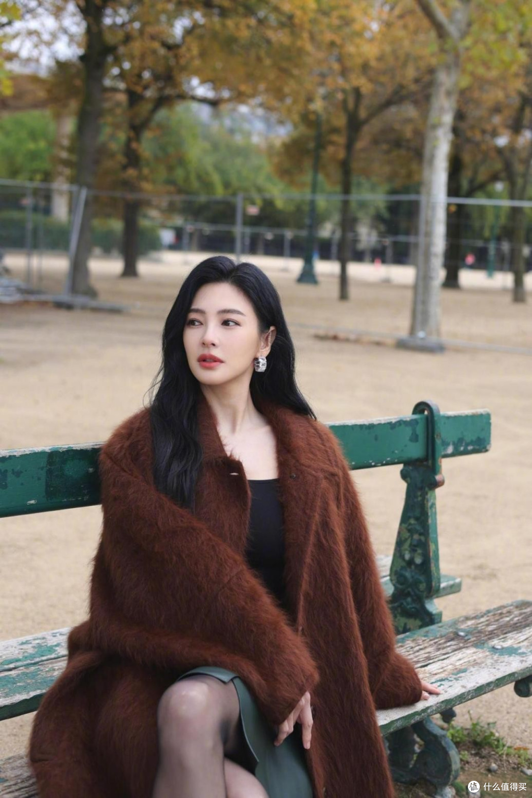 看了张雨绮的出行穿搭:大衣不配阔腿裤、牛仔裤,这样更洋气减龄