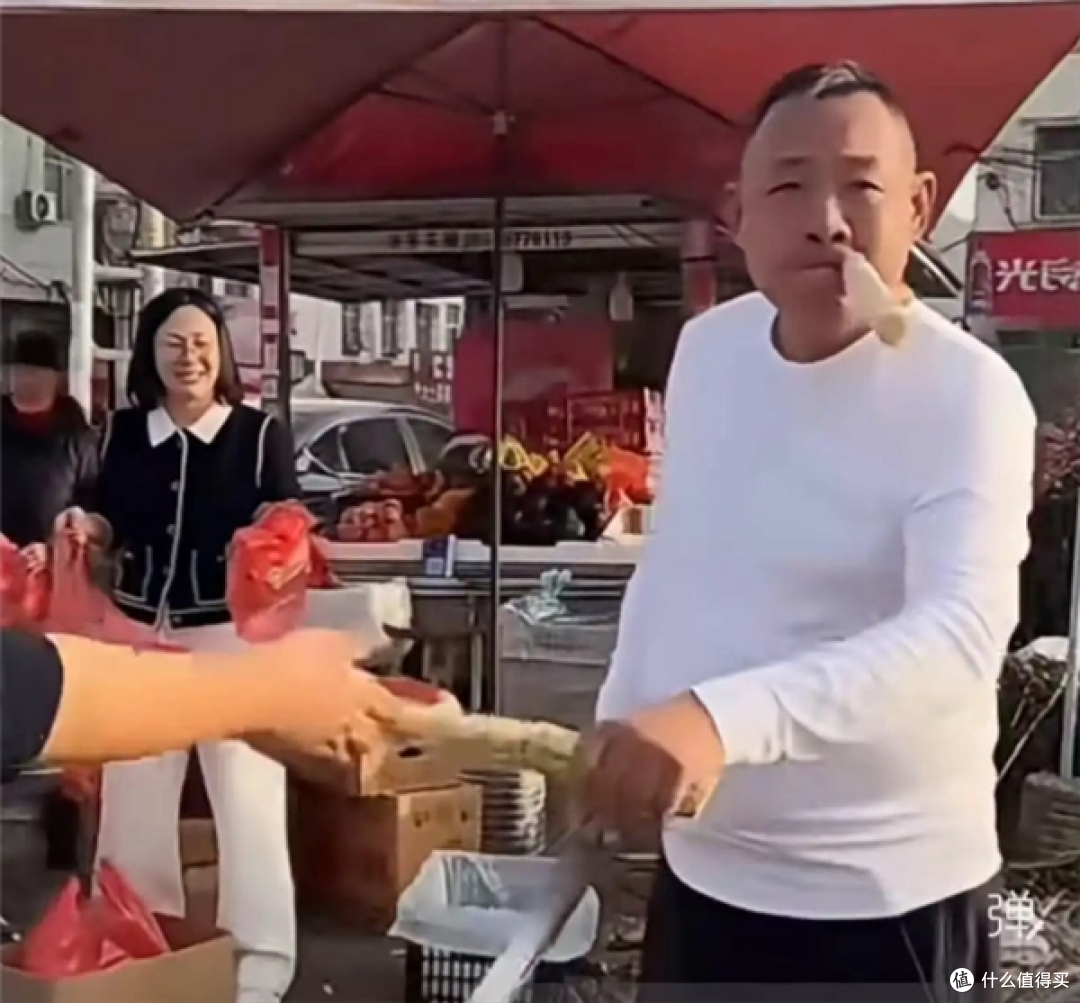 百亿身家于东来退休不躺平,蹲老家街头边啃边卖甘蔗,太通透了!