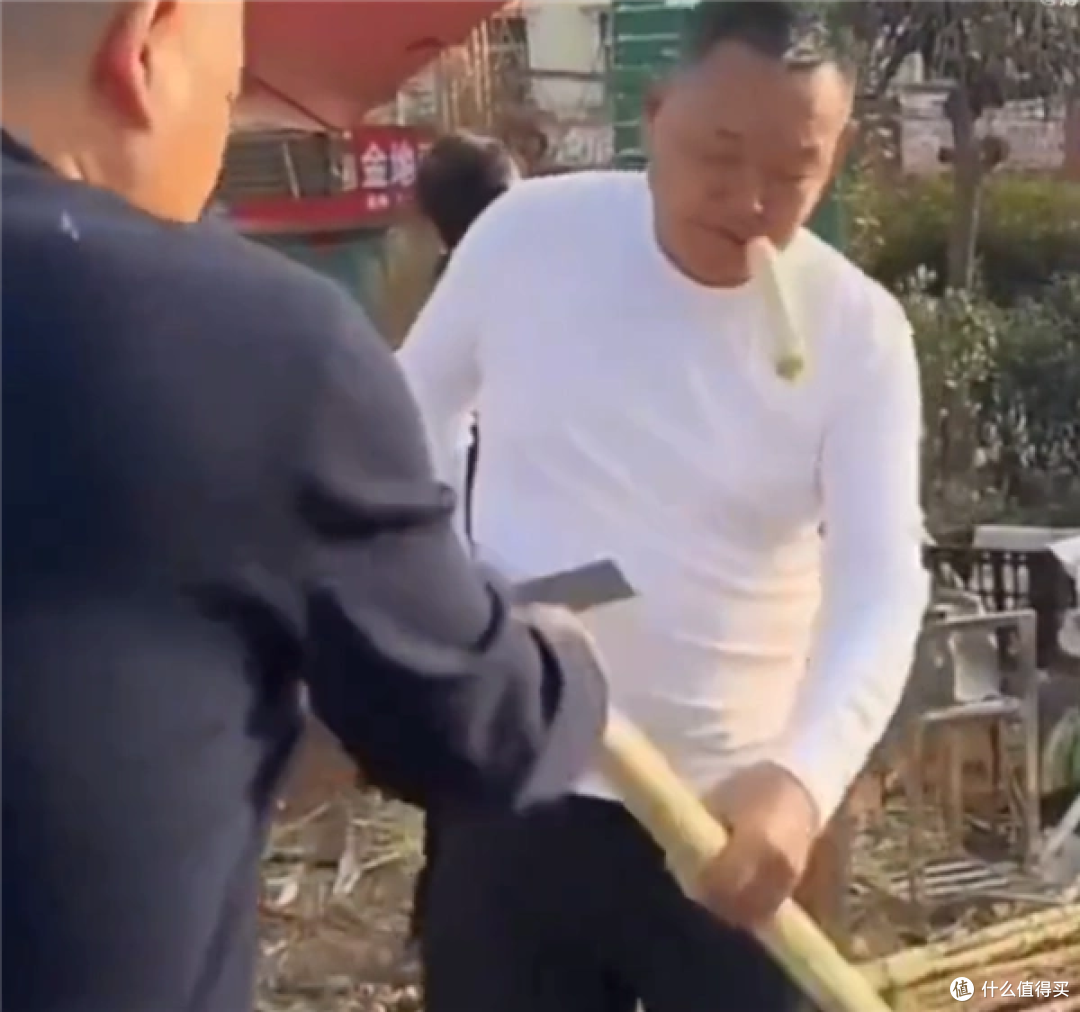 百亿身家于东来退休不躺平,蹲老家街头边啃边卖甘蔗,太通透了!