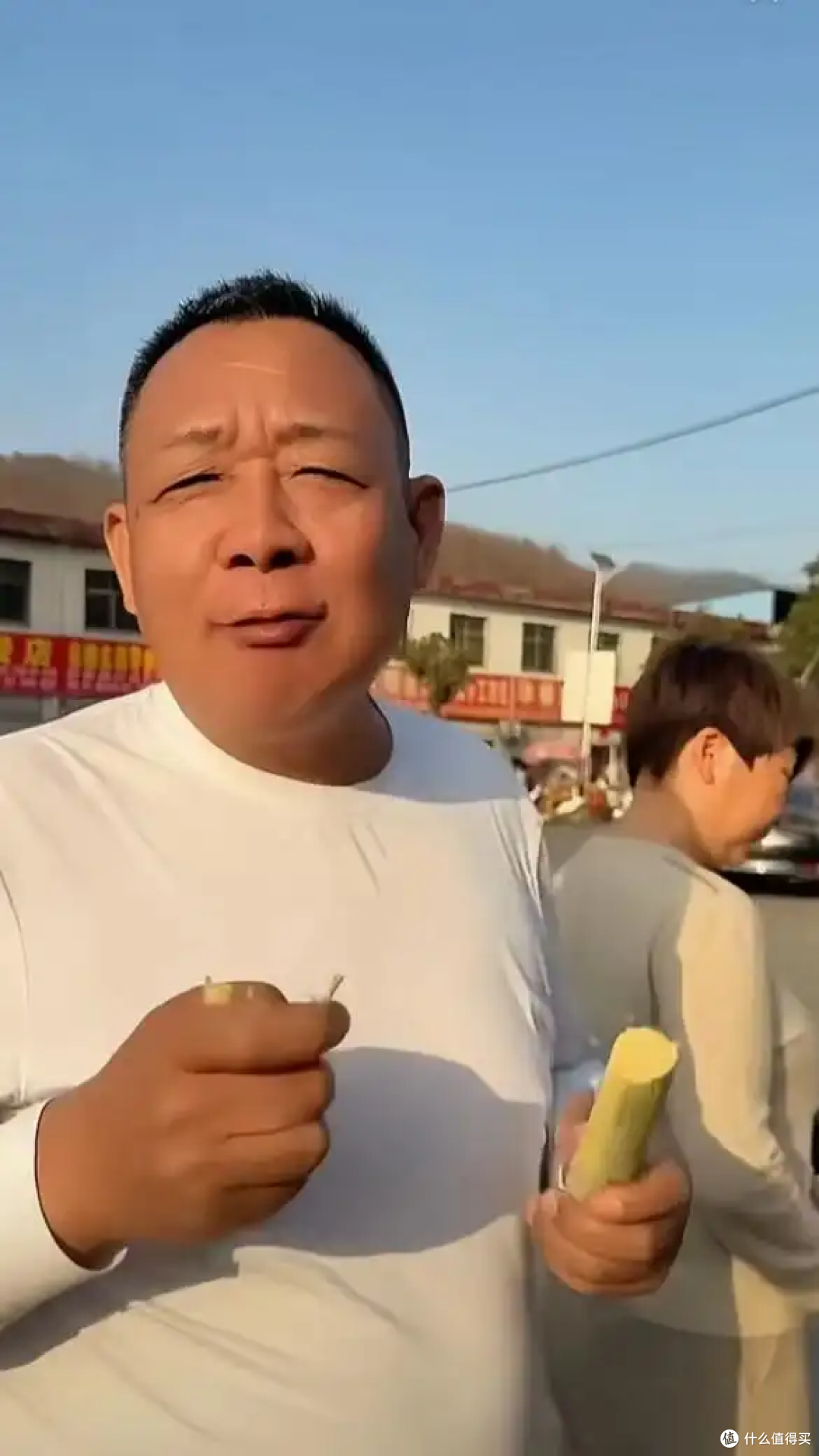 百亿身家于东来退休不躺平,蹲老家街头边啃边卖甘蔗,太通透了!