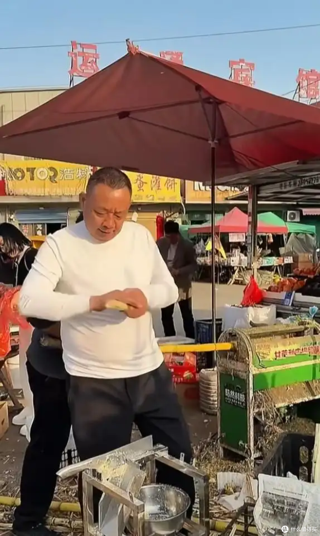 百亿身家于东来退休不躺平,蹲老家街头边啃边卖甘蔗,太通透了!