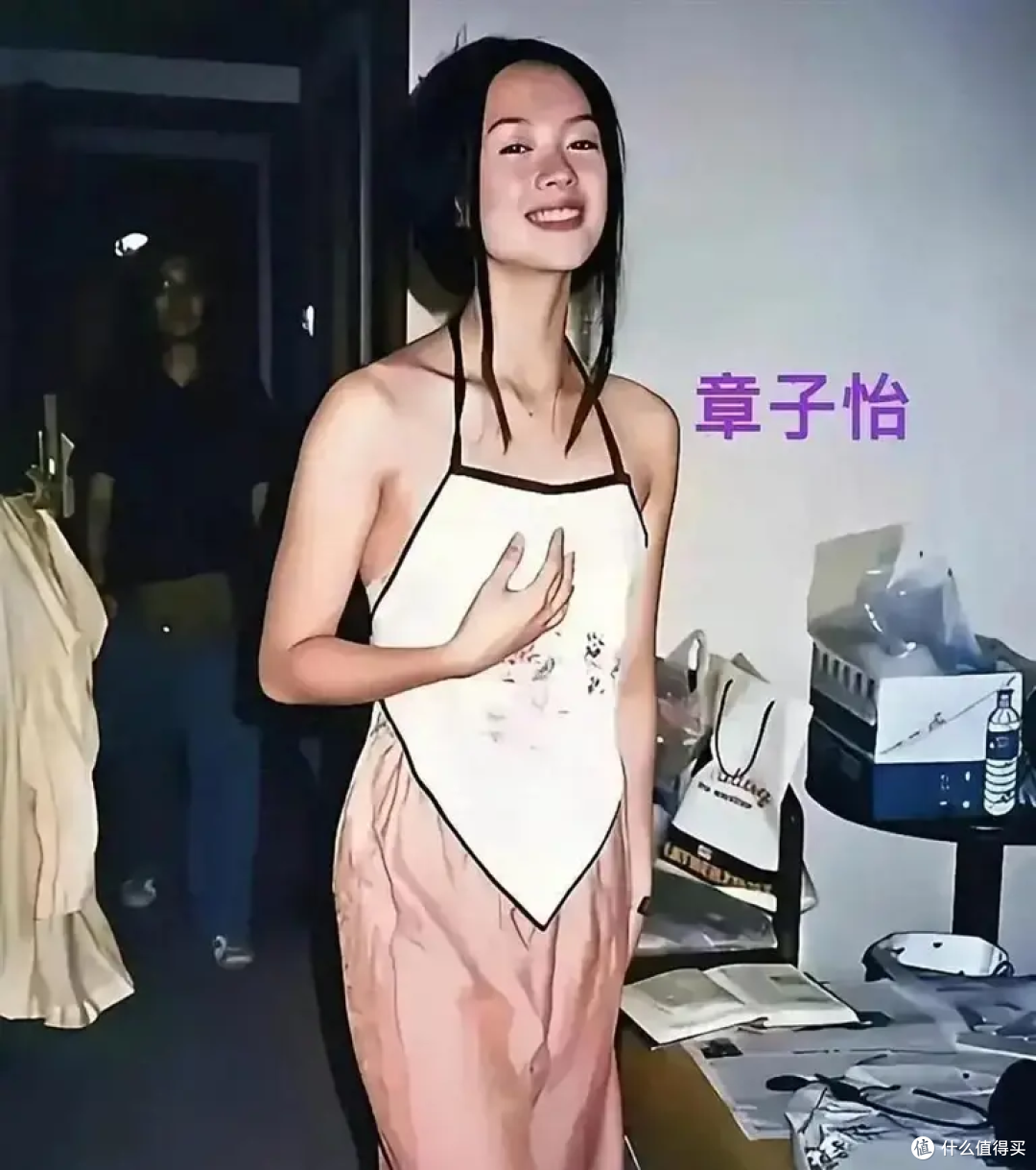 章子怡1997年宿舍旧照疯传,18岁原生脸无滤镜,骨相美到碾压内娱