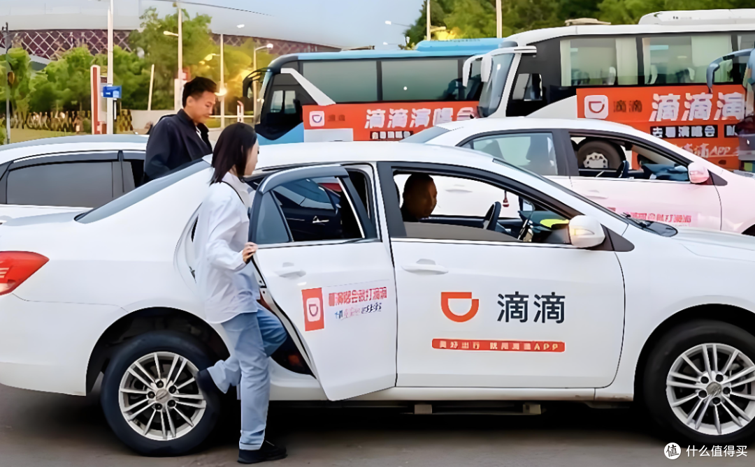 私家车一年跑4万km出事故,保险公司当场逼查手机,合法还是越界