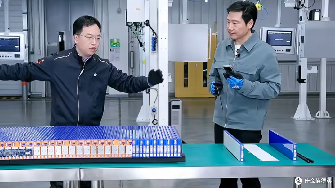 雷军直播揭秘新一代SU7:机械门把手,二排座椅下方配有备份电源