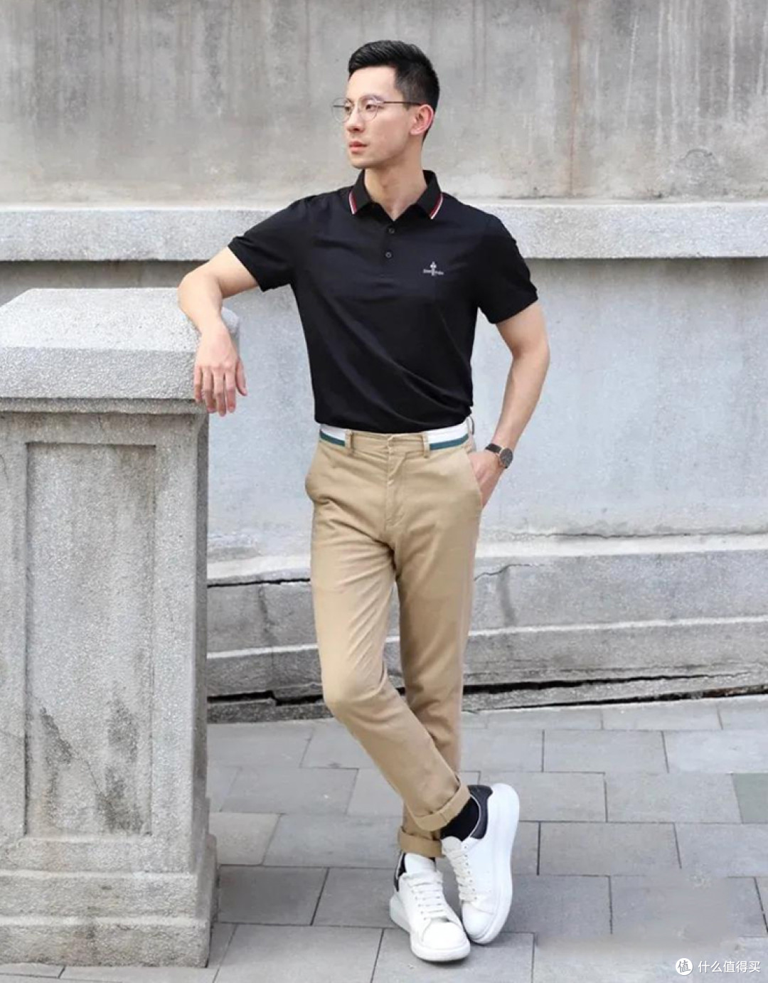 中老年男人穿Polo衫时,尽量别配皮鞋、凉鞋,换成这些鞋子更帅气