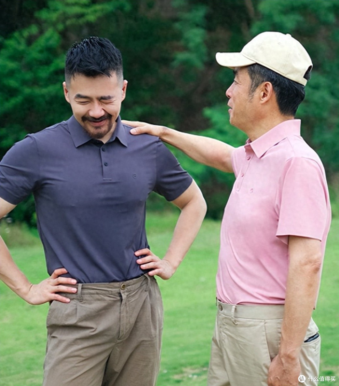 中老年男人穿Polo衫时,尽量别配皮鞋、凉鞋,换成这些鞋子更帅气