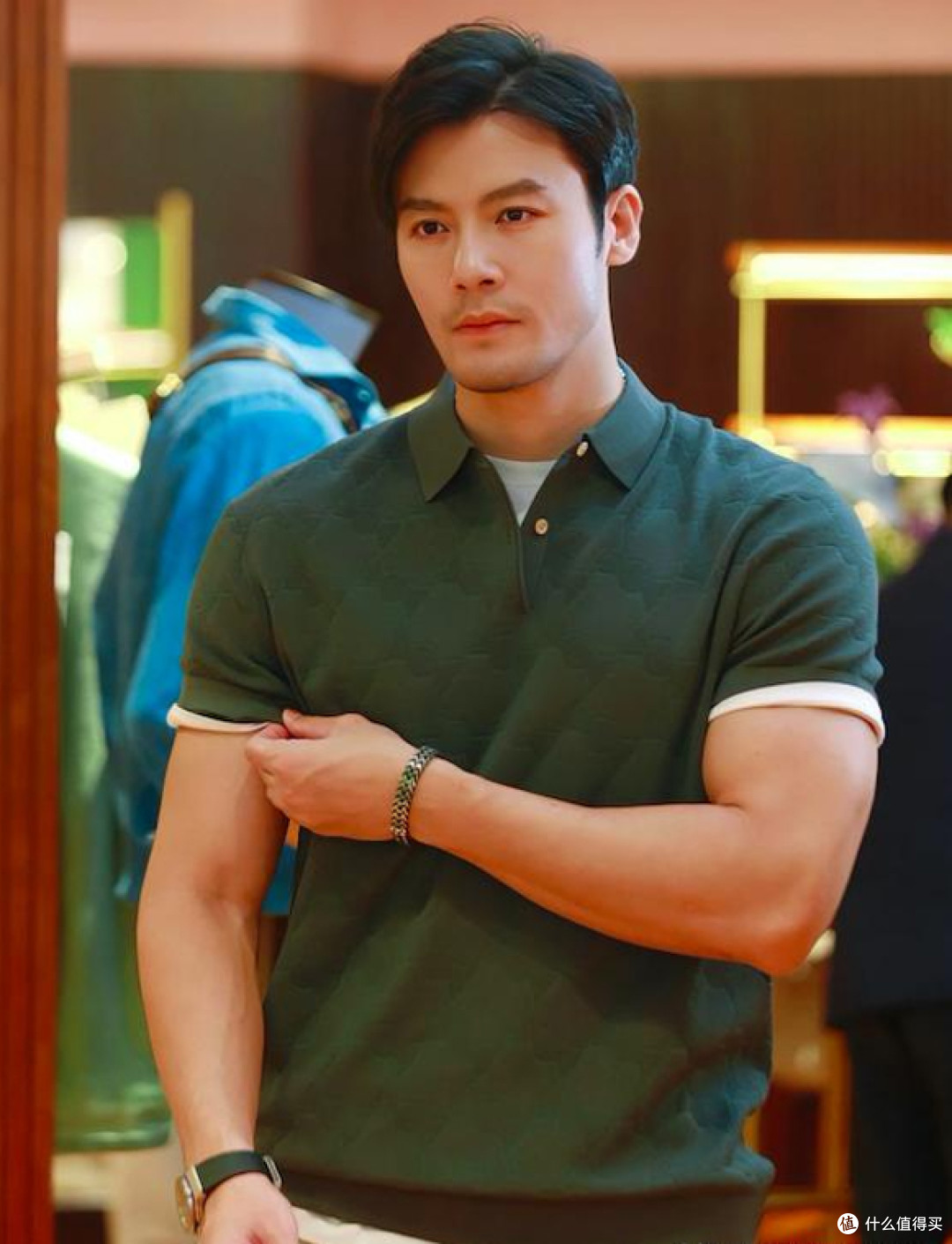 中老年男人穿Polo衫时,尽量别配皮鞋、凉鞋,换成这些鞋子更帅气