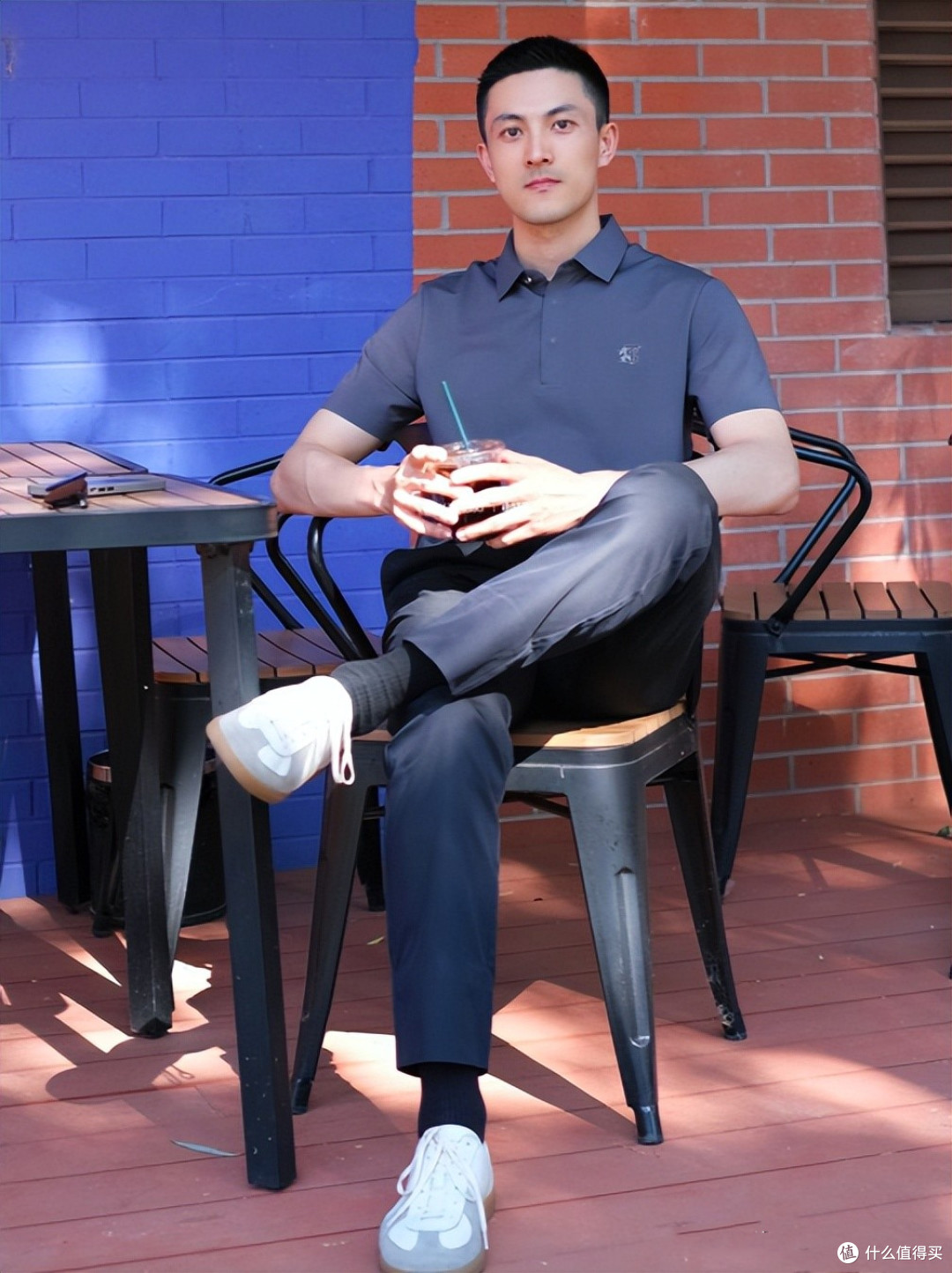 中老年男人穿Polo衫时,尽量别配皮鞋、凉鞋,换成这些鞋子更帅气