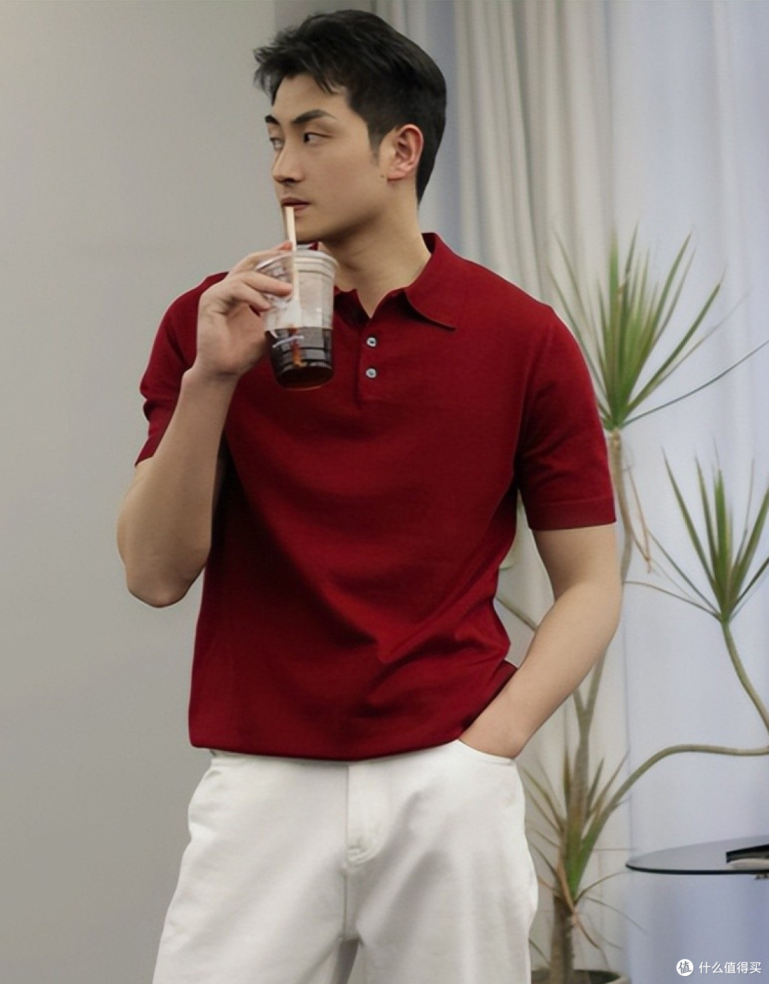 中老年男人穿Polo衫时,尽量别配皮鞋、凉鞋,换成这些鞋子更帅气