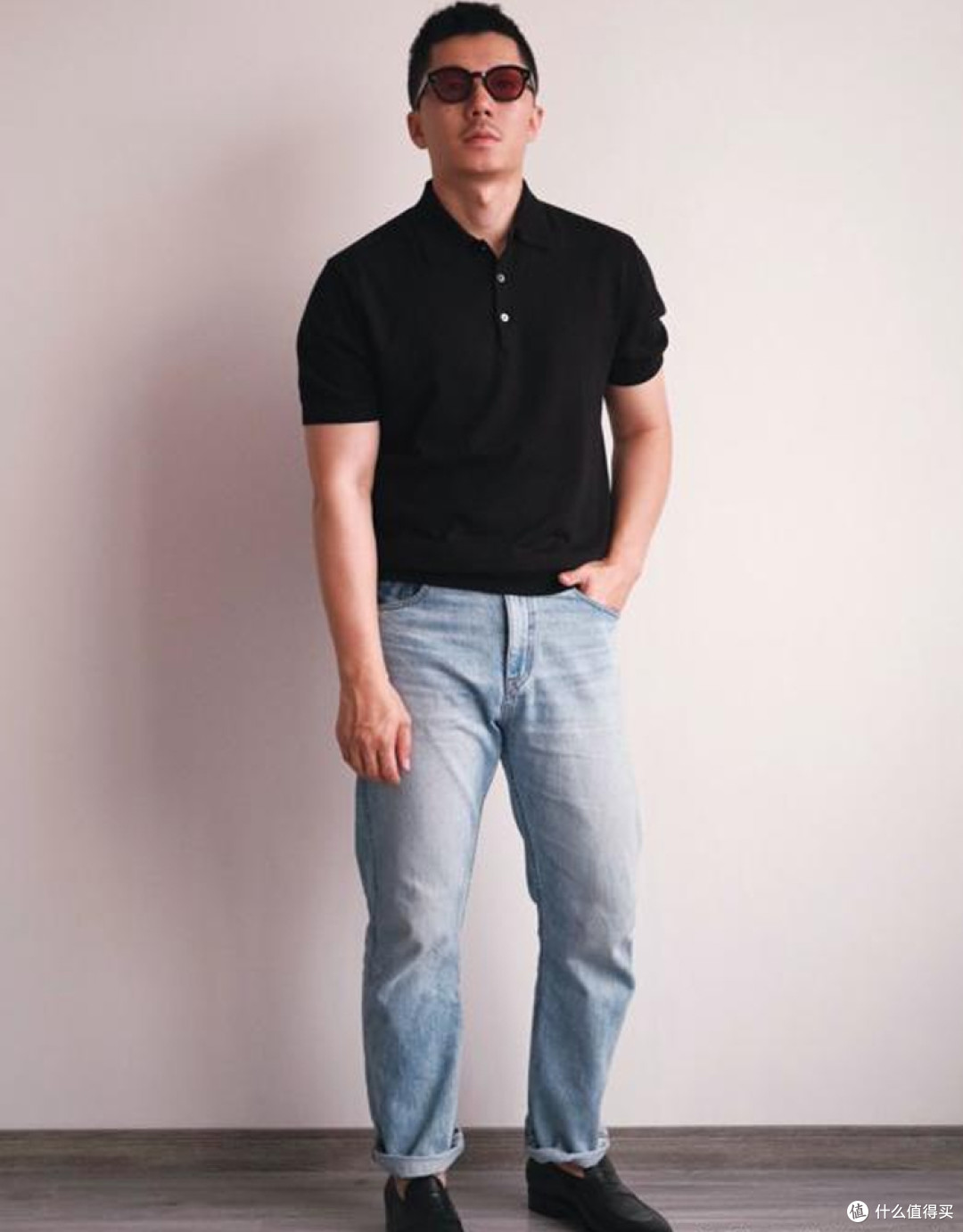 中老年男人穿Polo衫时,尽量别配皮鞋、凉鞋,换成这些鞋子更帅气