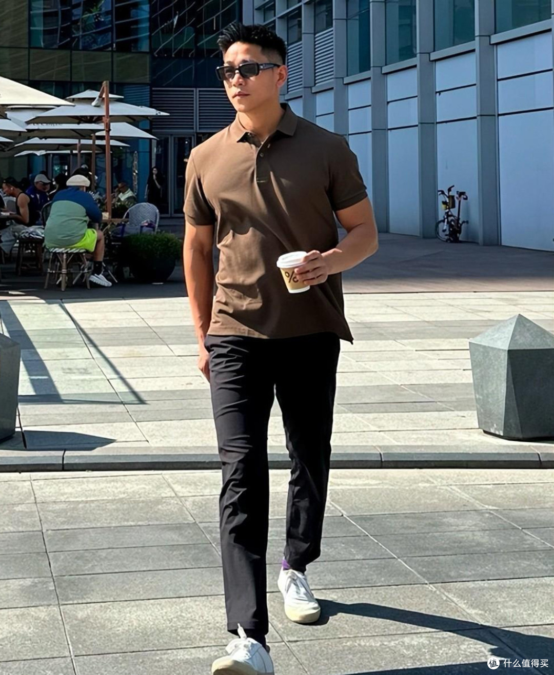 中老年男人穿Polo衫时,尽量别配皮鞋、凉鞋,换成这些鞋子更帅气