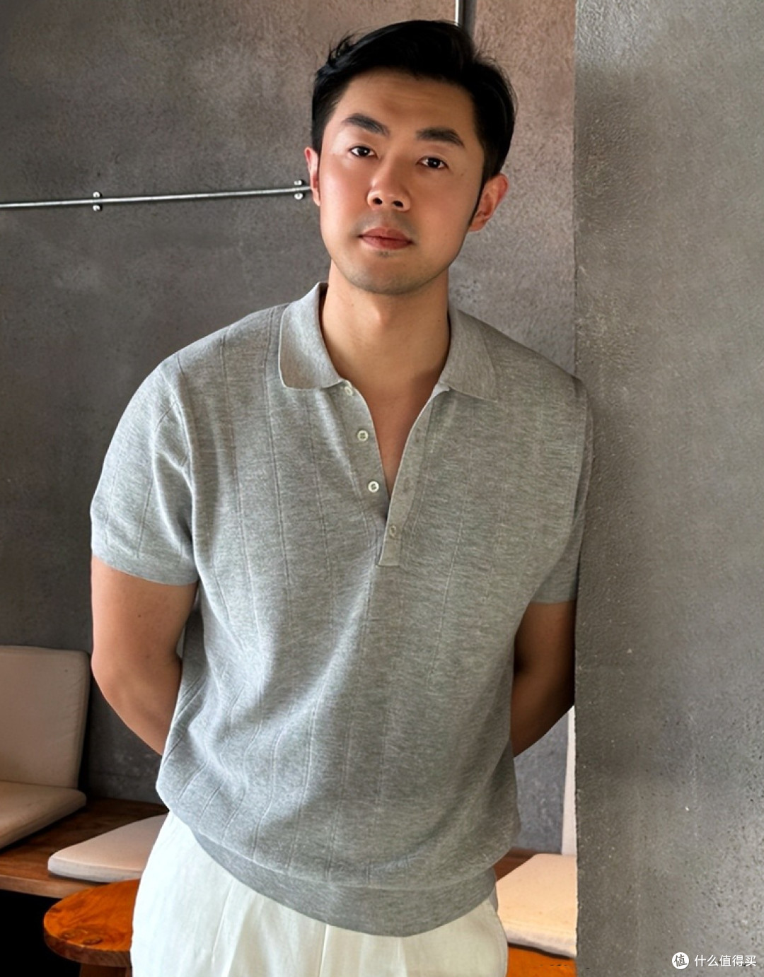中老年男人穿Polo衫时,尽量别配皮鞋、凉鞋,换成这些鞋子更帅气
