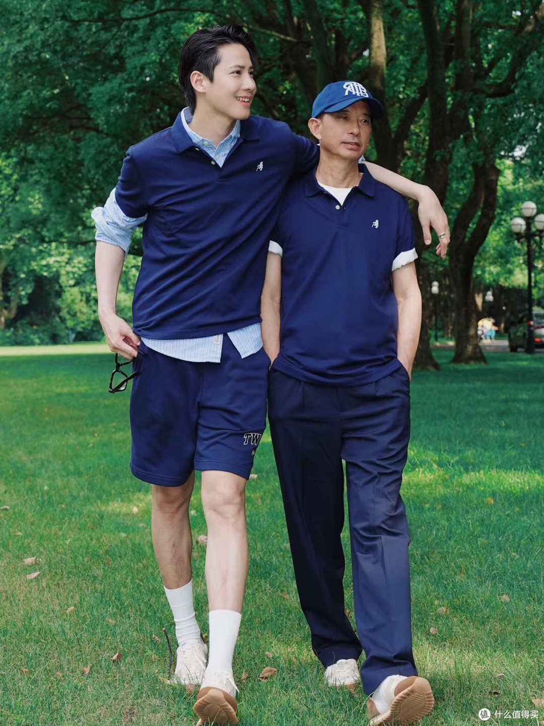 中老年男人穿Polo衫时,尽量别配皮鞋、凉鞋,换成这些鞋子更帅气