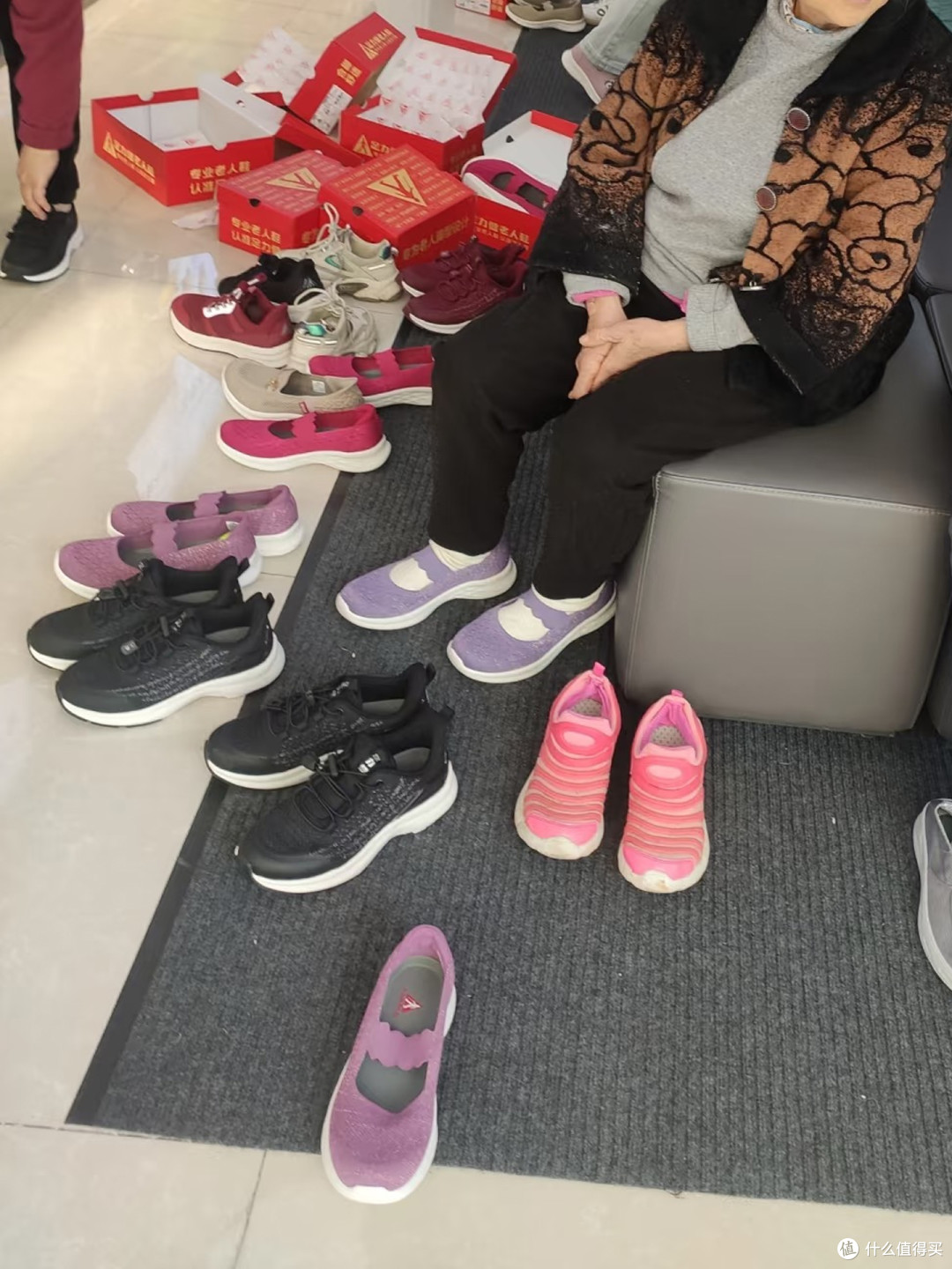 建议中国大妈不要穿:足力健老人鞋,换成这4个中产品牌,更高级