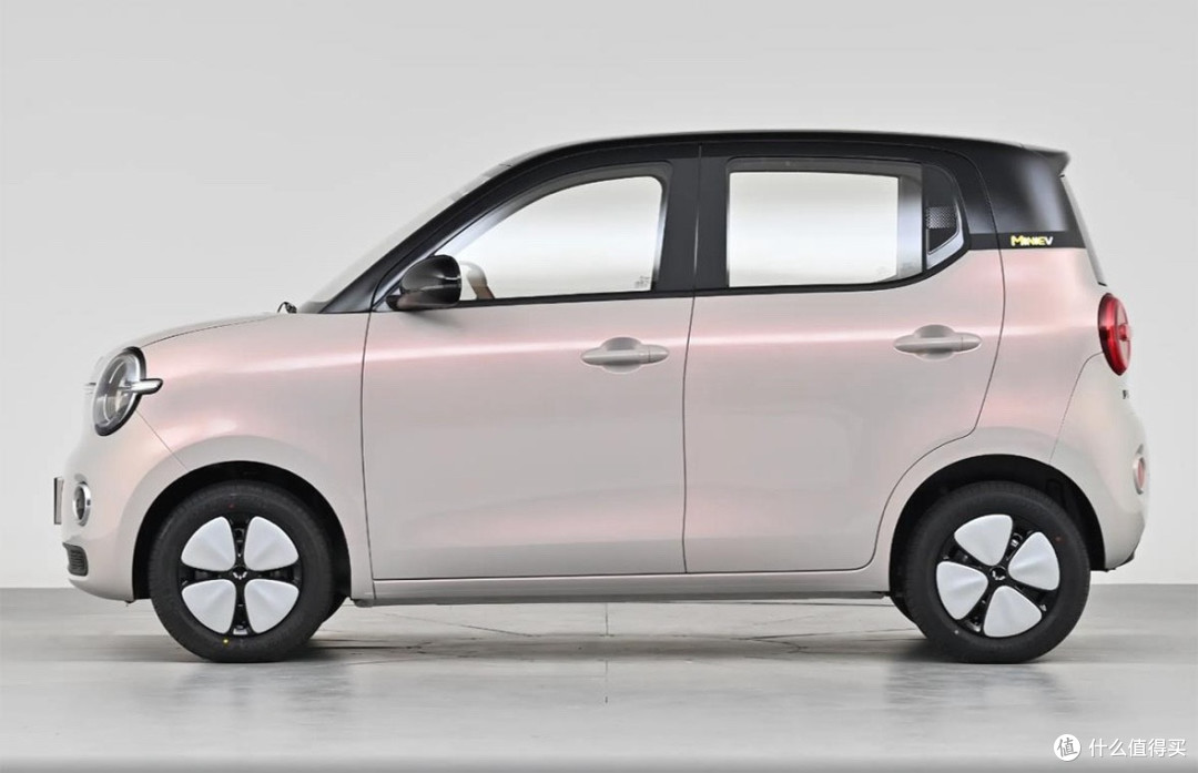 新款五菱宏光MINIEV实车,车长3268mm,5门4座,续航205/301km