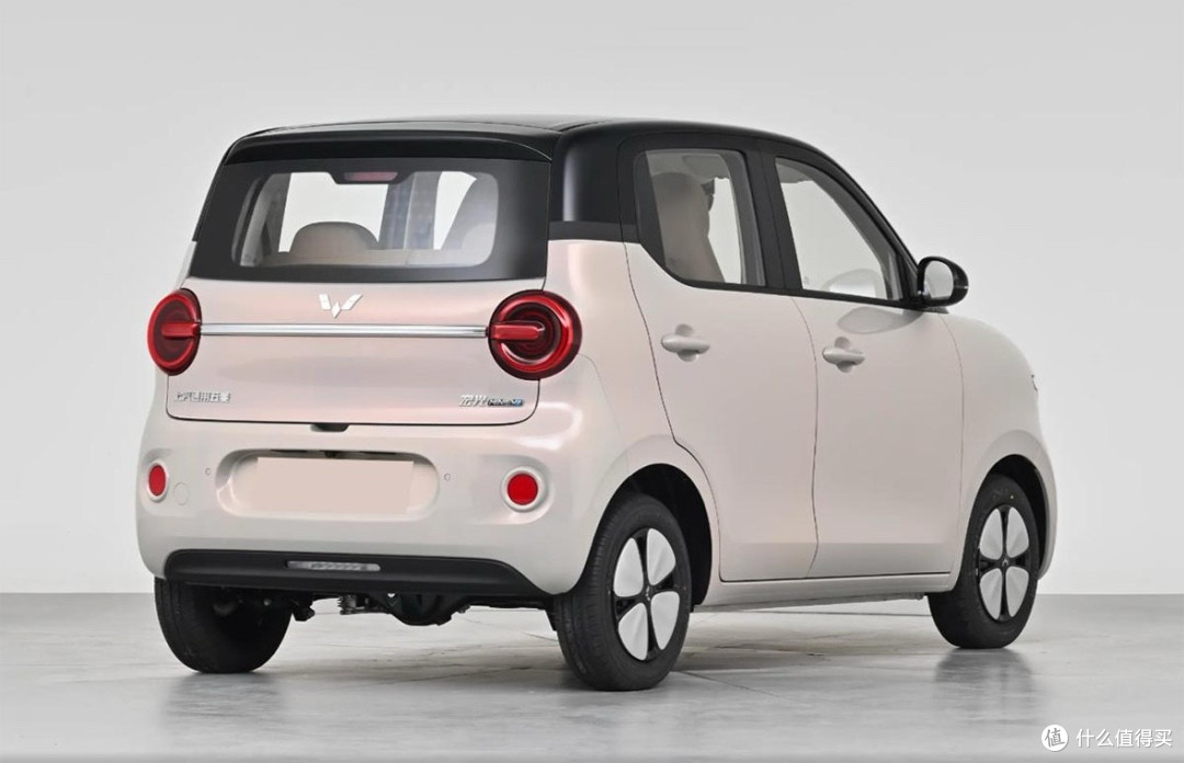 新款五菱宏光MINIEV实车,车长3268mm,5门4座,续航205/301km