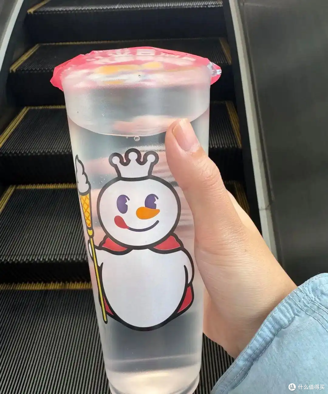 连问 3 家奶茶店都被拒！只为给老人买杯热水，结局太暖了