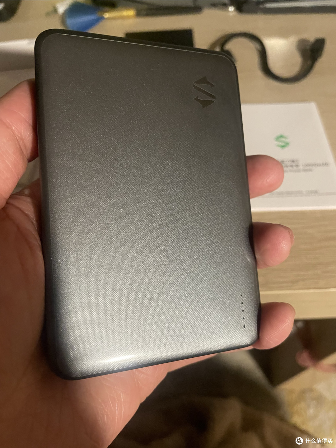 黑鲨3磁吸充电宝1W毫安轻薄设计
