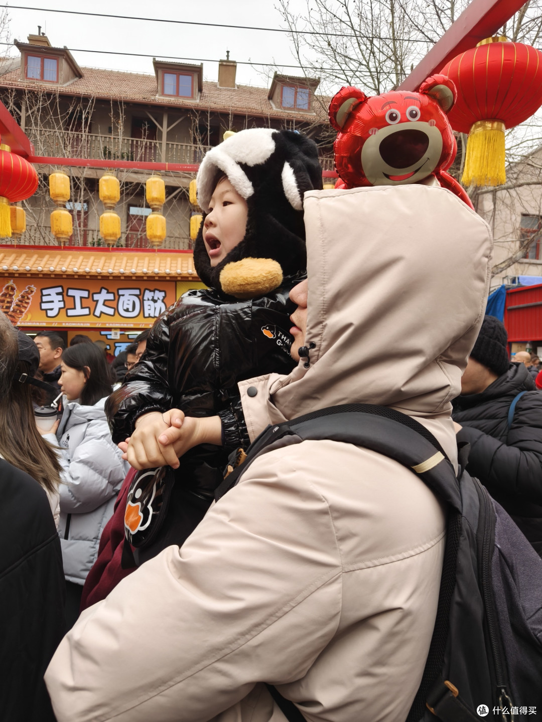 街上有很多民俗表演