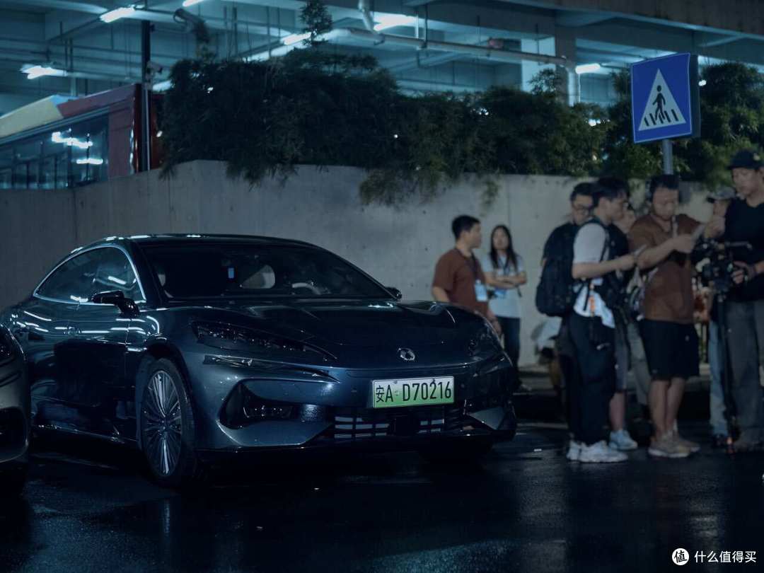 《惊蛰无声》车戏上头！国产车加持特工追击，以科技守护家国安宁