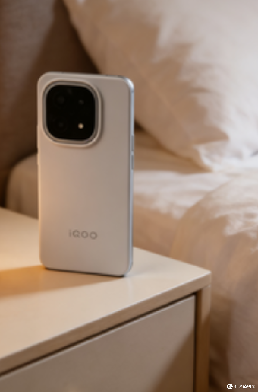 游戏党狂喜!iQOO 15凌云版凭啥成电竞神器?2K屏太顶了!