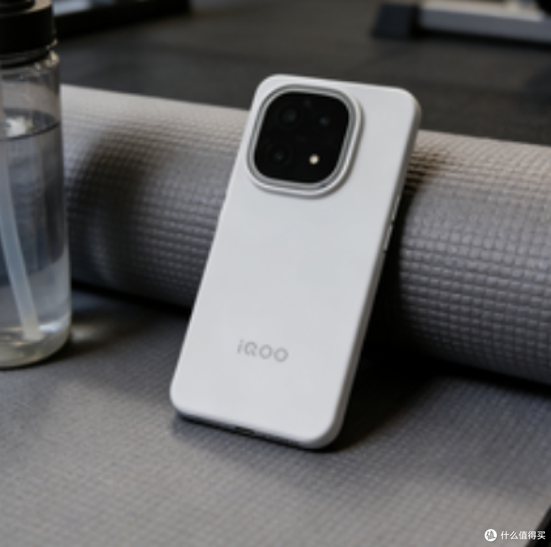 游戏党狂喜!iQOO 15凌云版凭啥成电竞神器?2K屏太顶了!