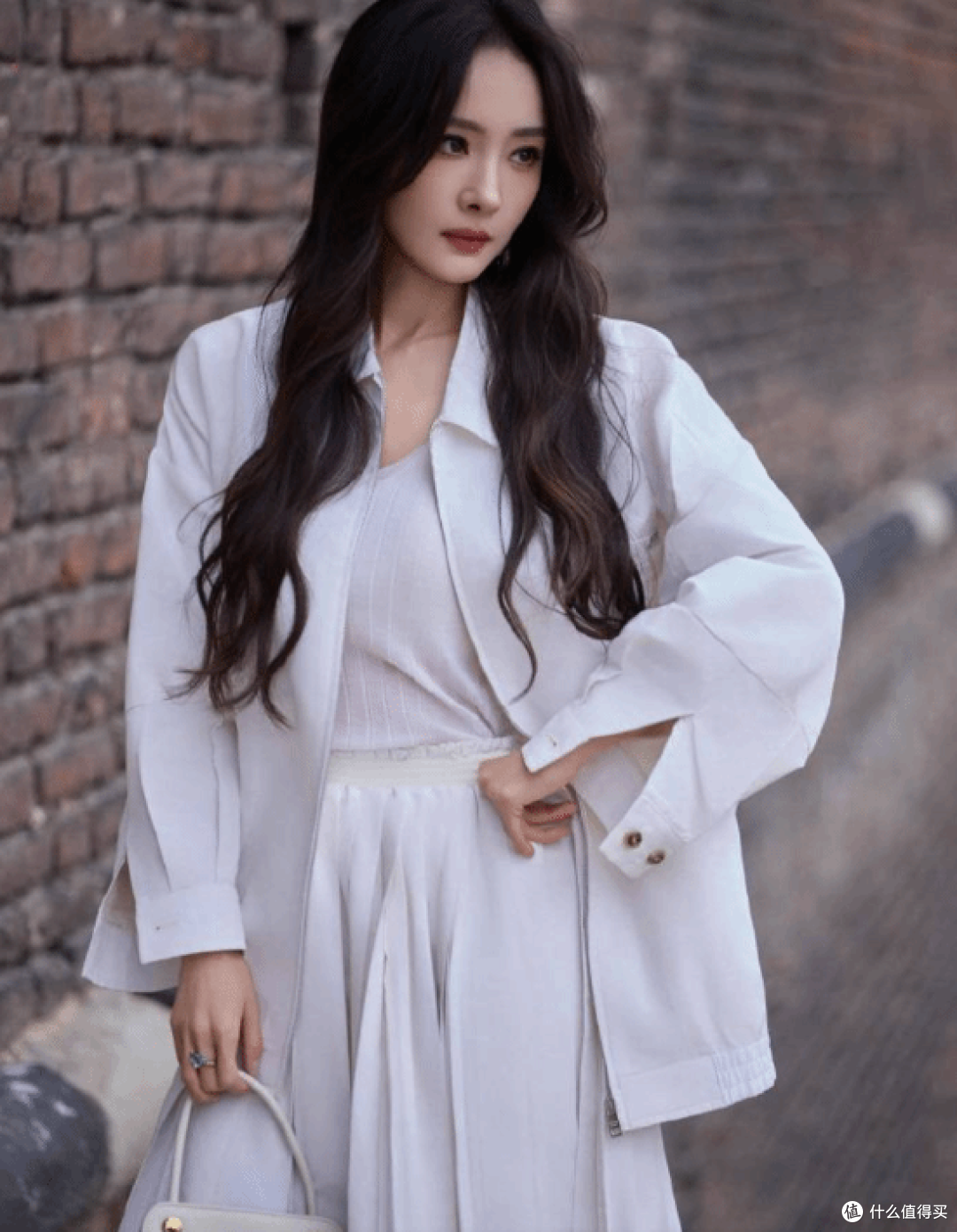 杨幂18宫格新照封神,短靴裹腿美到窒息,37岁身材碾压少女!