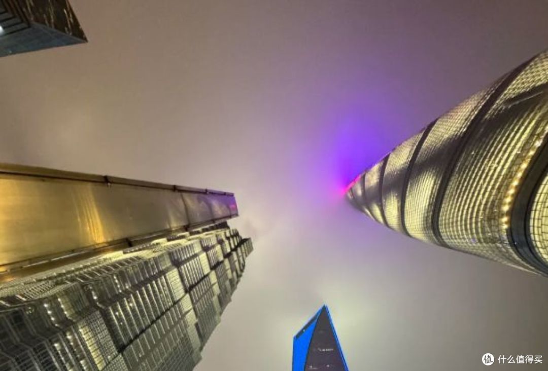 万国建筑遇陆家嘴流光，这是外滩独有的浪漫