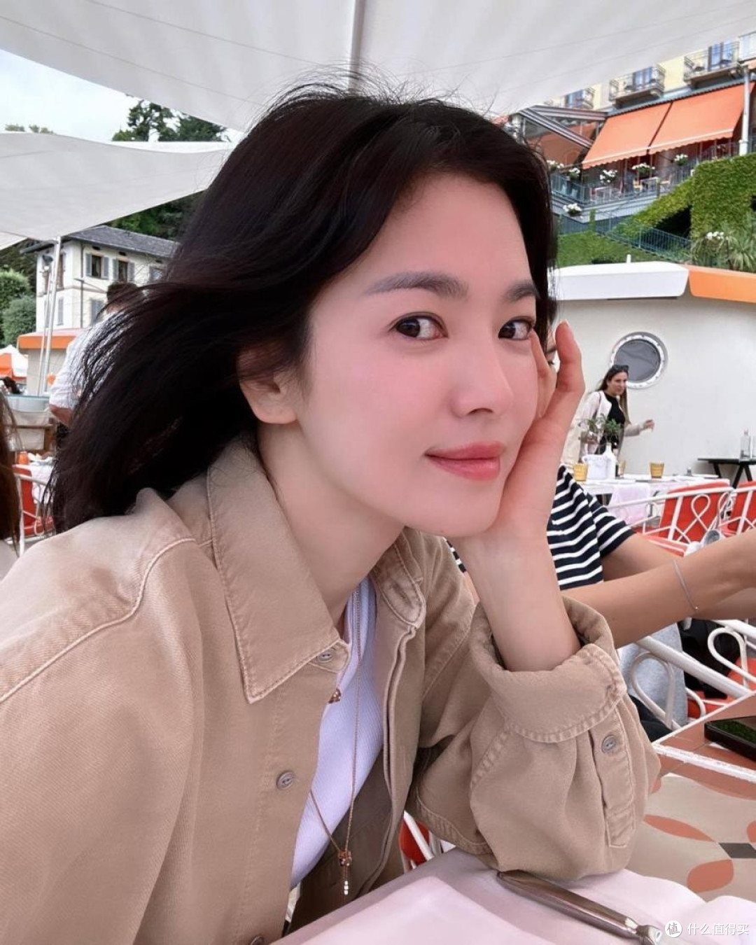宋慧乔的减龄穿搭,短款外套不配打底裤、高跟鞋,看起来时髦洋气