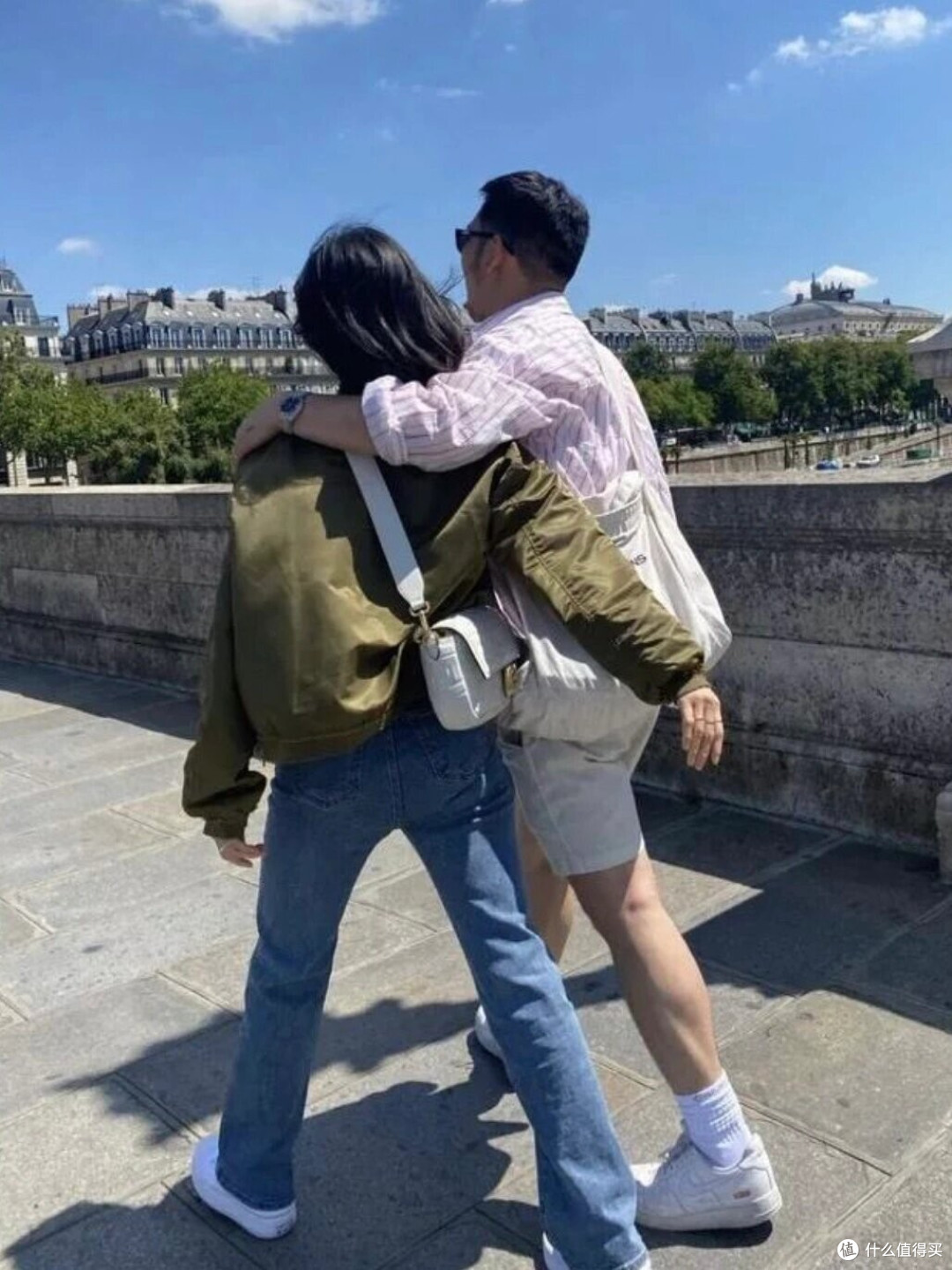 宋慧乔的减龄穿搭,短款外套不配打底裤、高跟鞋,看起来时髦洋气