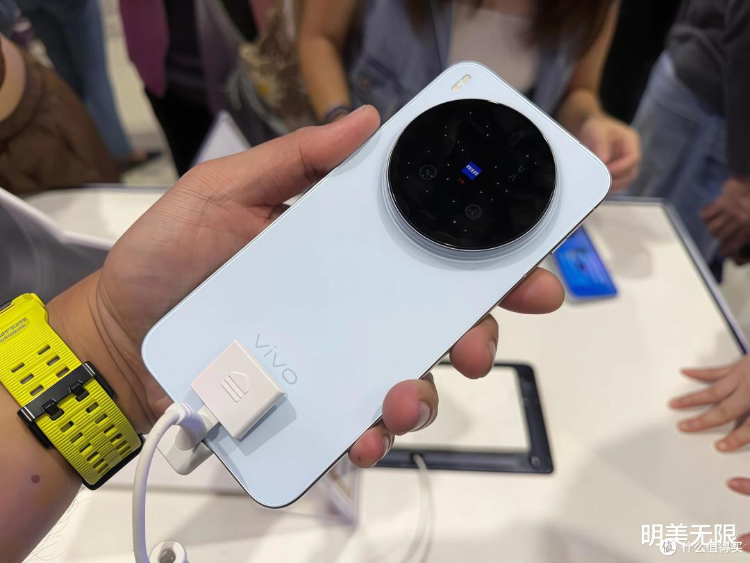 vivo X300 Ultra MWC炸场实录,"影像灭霸"正式宣告征服全球!