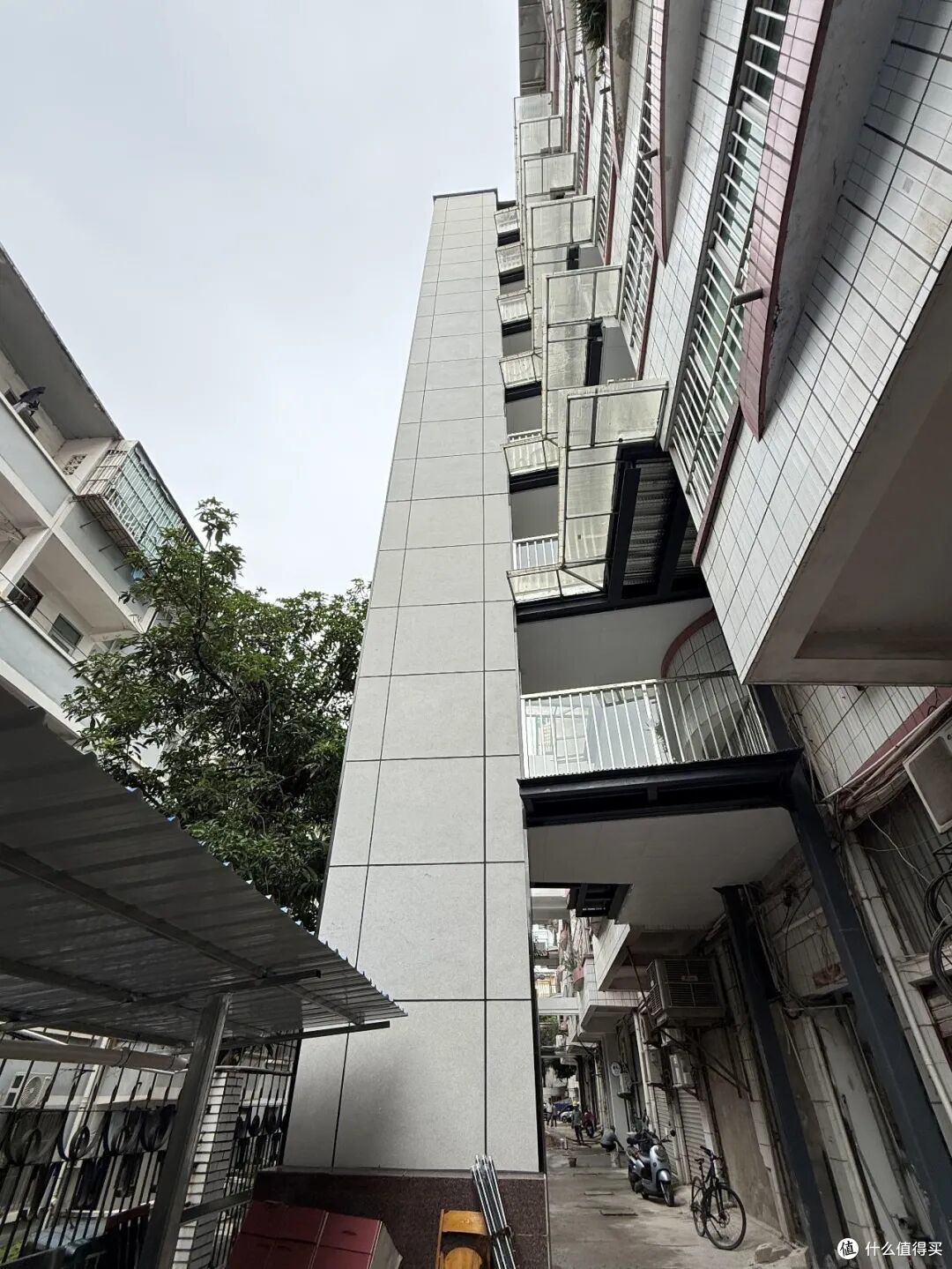 老小区加装电梯,1、2楼不同意可以这么装,装好后全体业主都服气