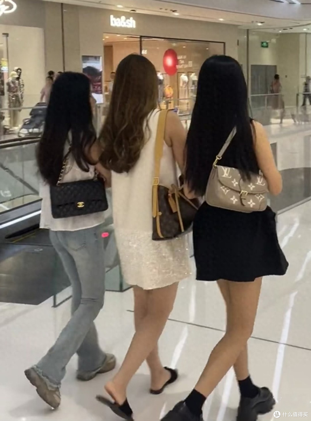 4种让人看起来很穷的包包,背在身上廉价显土气,你家里有没有?