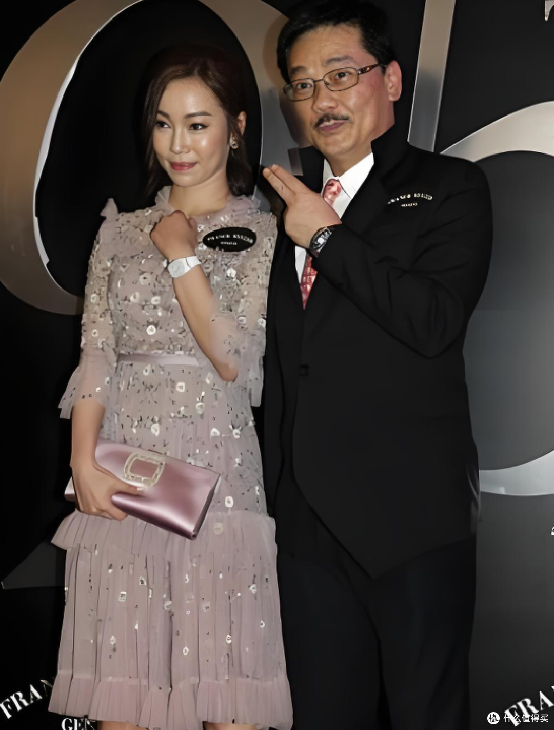 70岁黄玉郎娶小37岁嫩妻,自然受孕再当爹,人生比笔下漫画还猛!